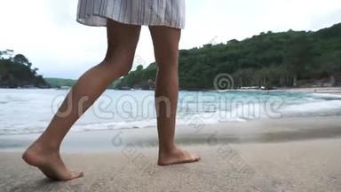 美丽的女人腿，沿着海滩散步。